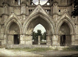 カテドラルサンジェルヴェエサンプロタイスへの爆弾による損傷、ソワソン、アイヌ、フランス、1917年（オートクローム） 作： Fernand Cuville